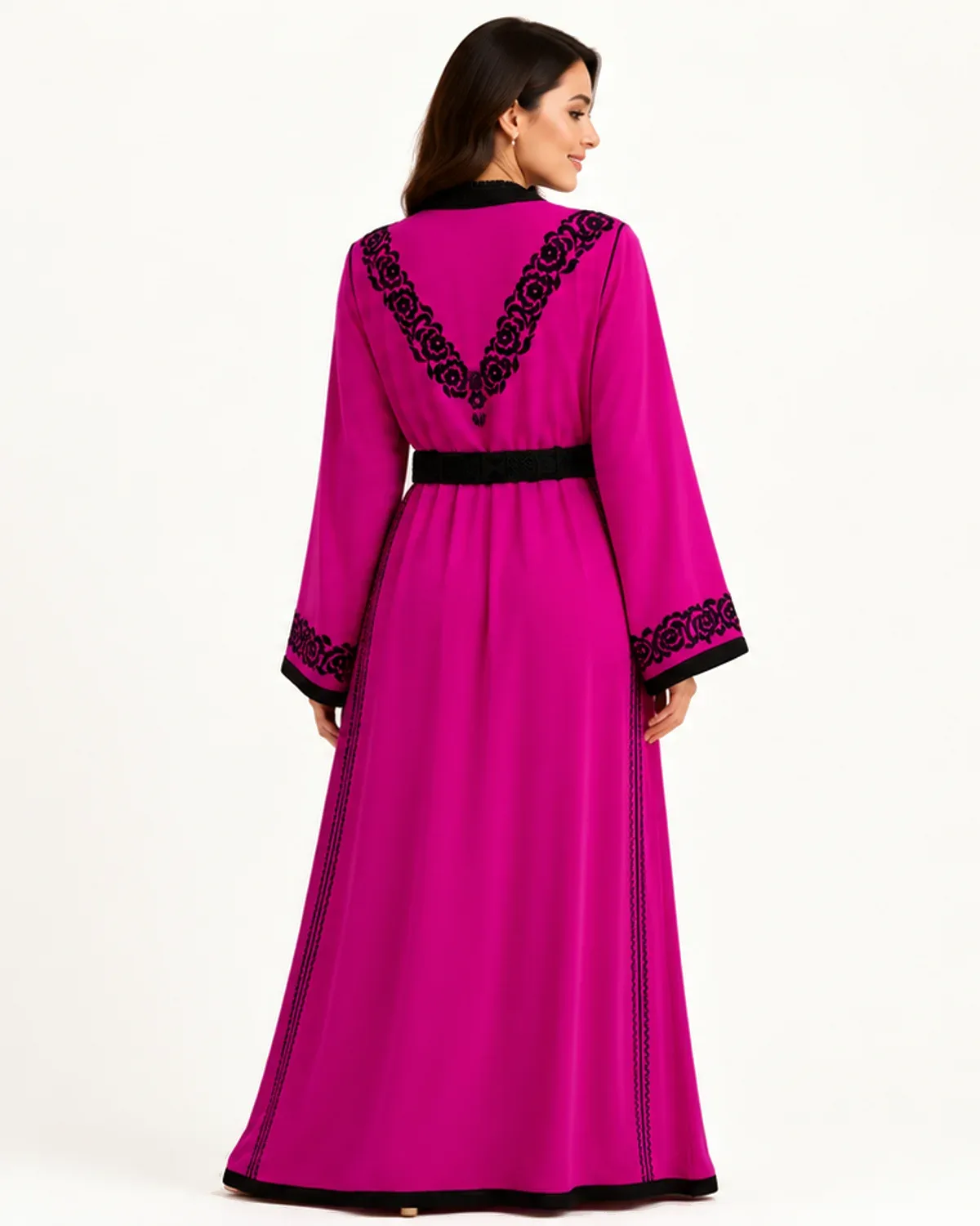 Caftan marocain fuchsia montrant le motif en V de broderie de roses noires au dos, porté