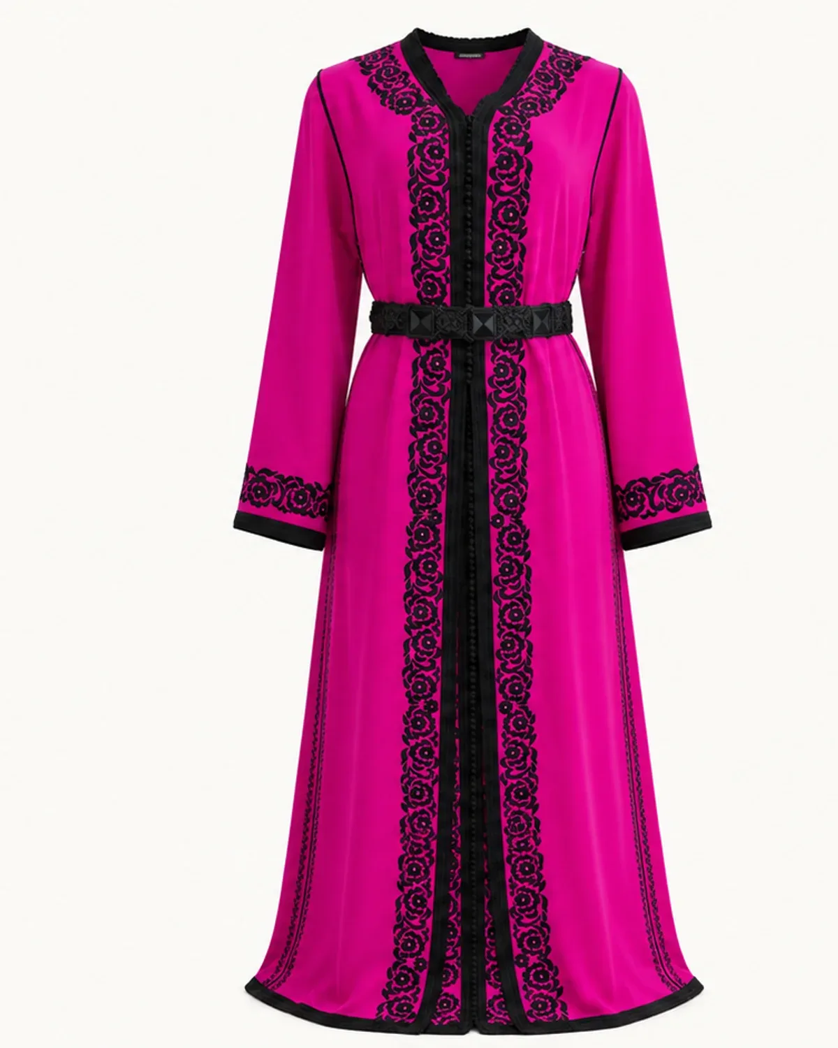 Caftan Fuchsia Rose Noir avec ceinture sur fond blanc