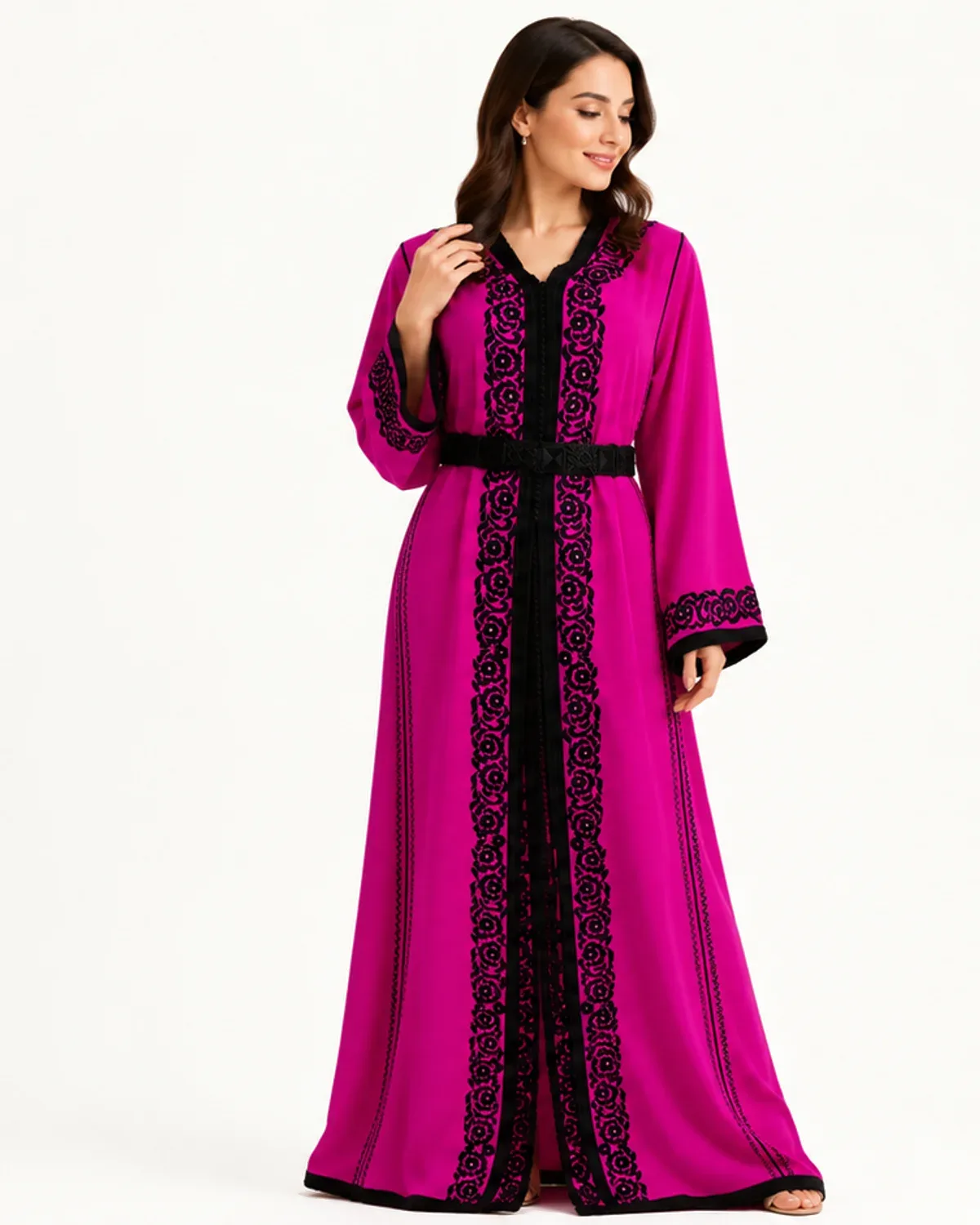 Caftan marocain fuchsia à broderie de roses noires et ceinture, porté, vue de face