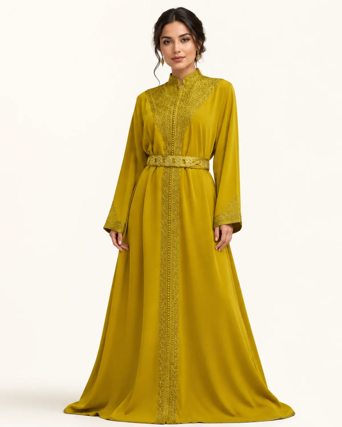 Caftan marocain moutarde doré à broderie ton sur ton et ceinture tressée, porté, vue de face