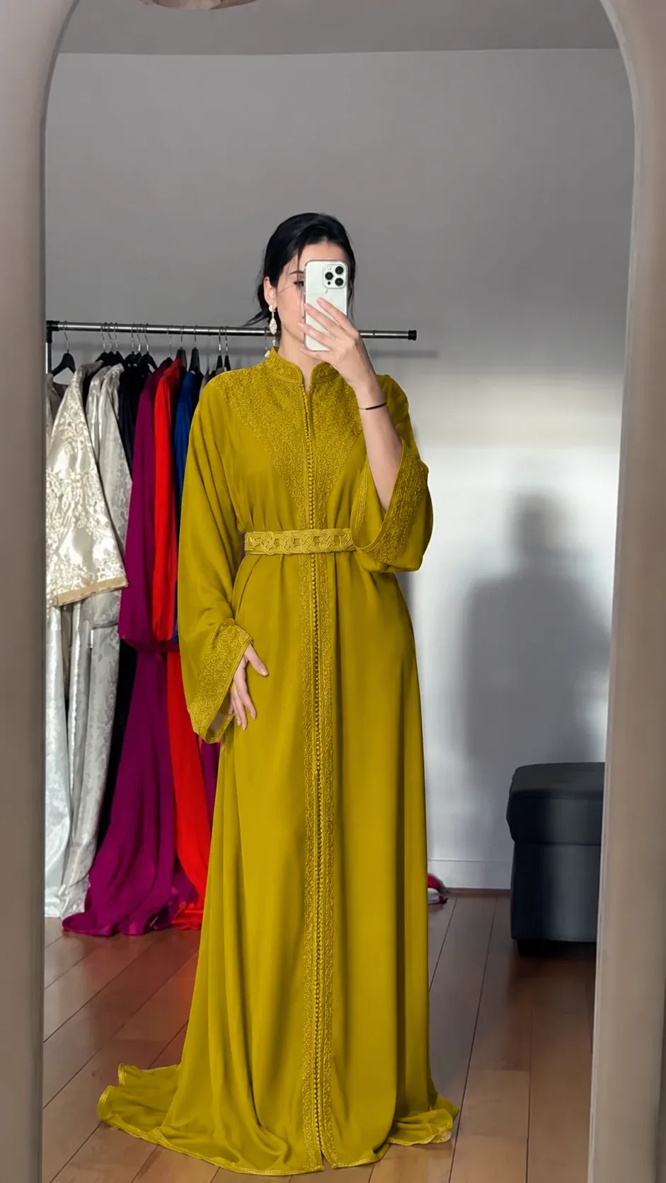 Caftan marocain moutarde doré porté ceinturé, vue miroir en boutique